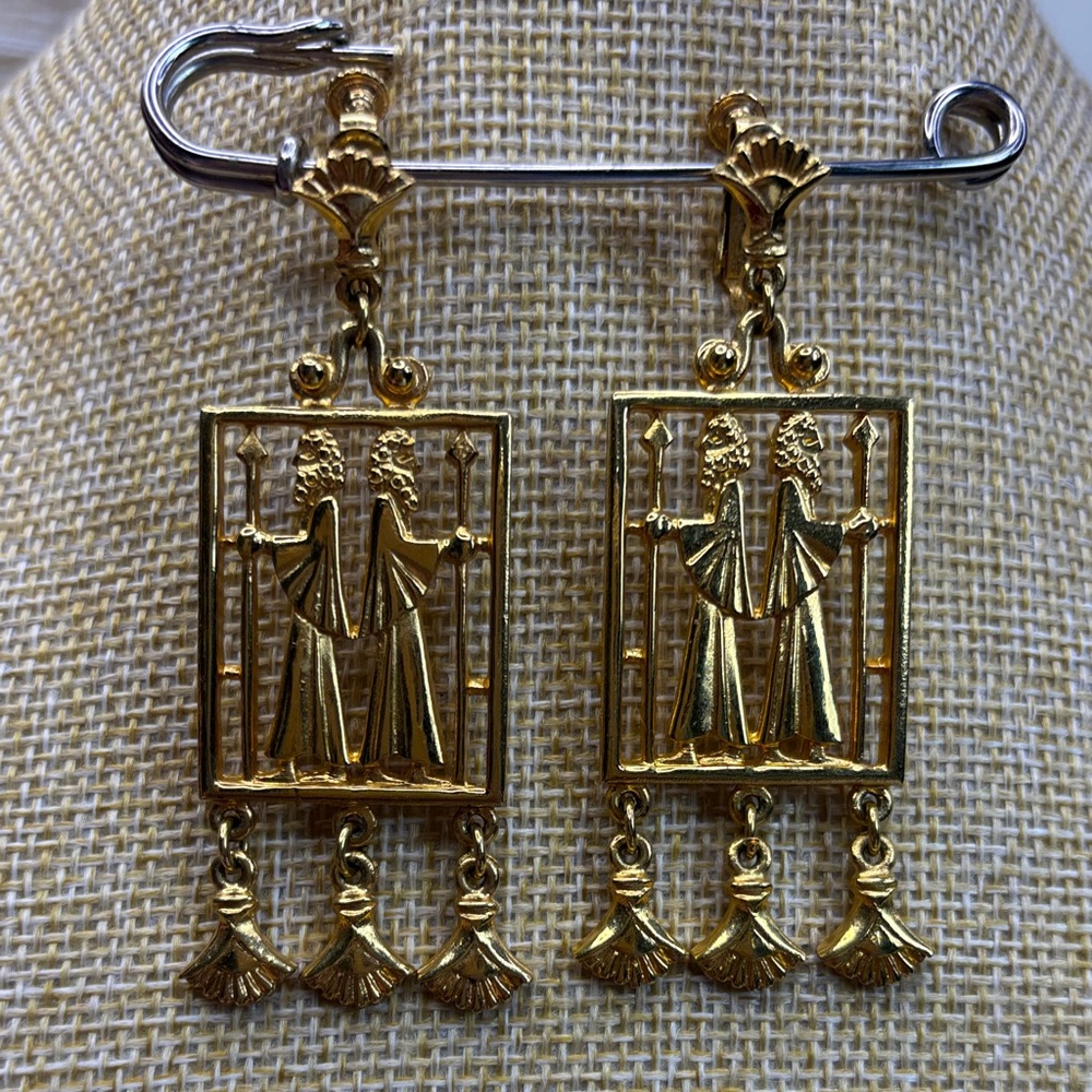 Vintage ‘Vendome’ gold tone earrings!